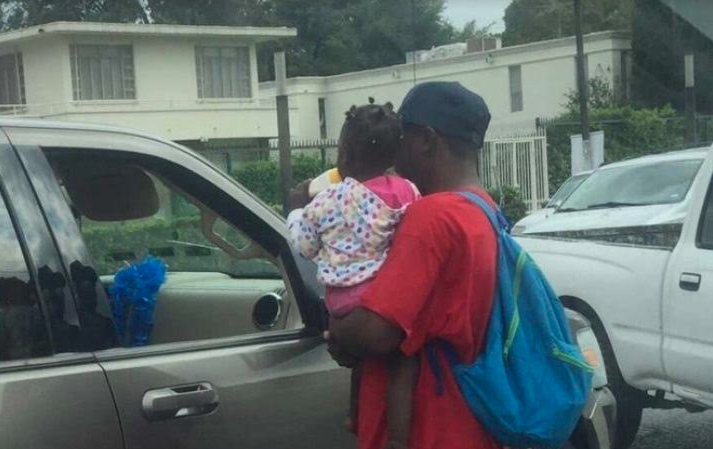 Migrantes varados en México se ven obligados a pedir limosna