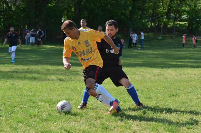 Unach le saca el partido de la bolsa a los Aztecas.