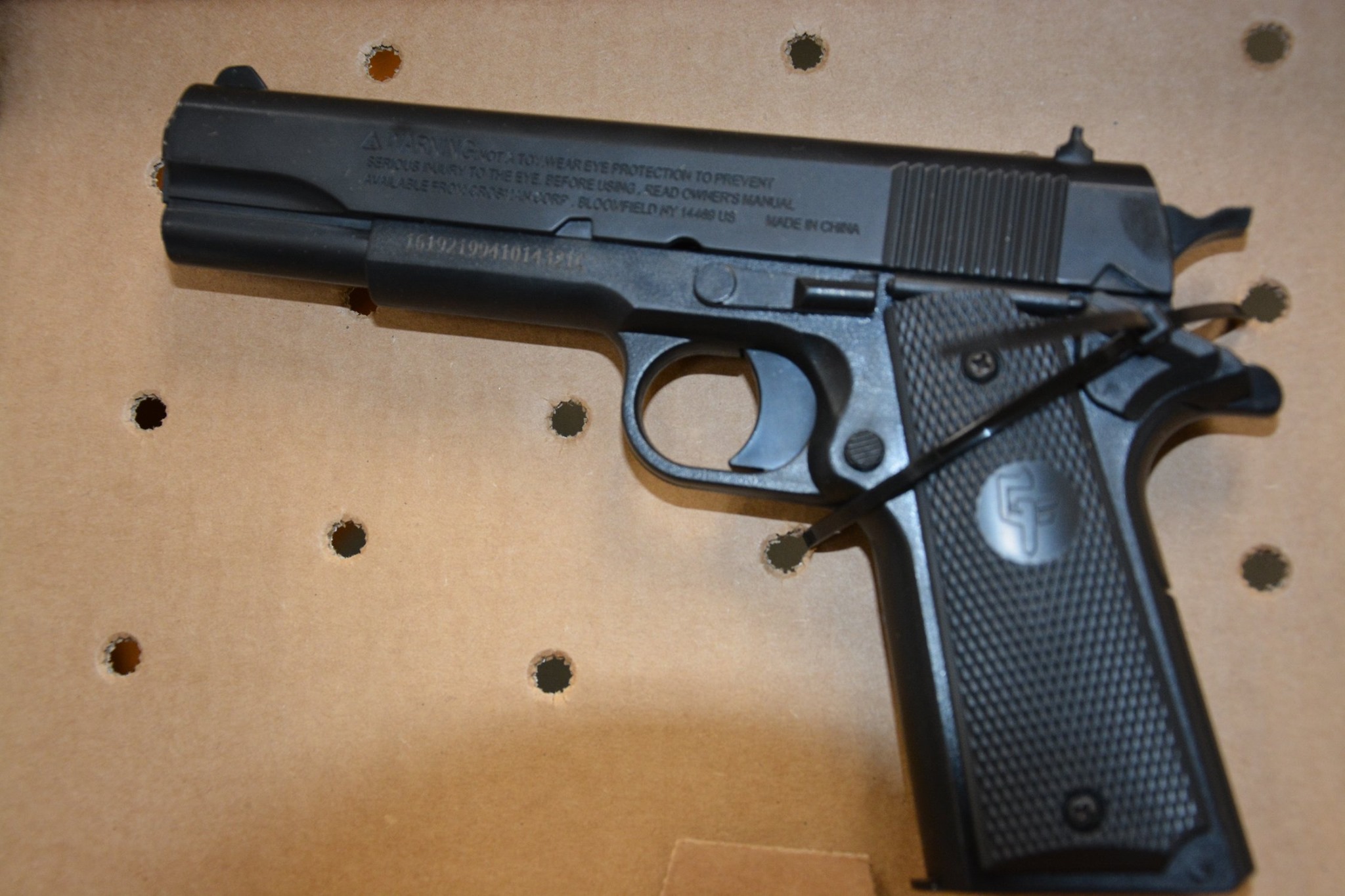 Detienen a niño de 13 años por portar un arma