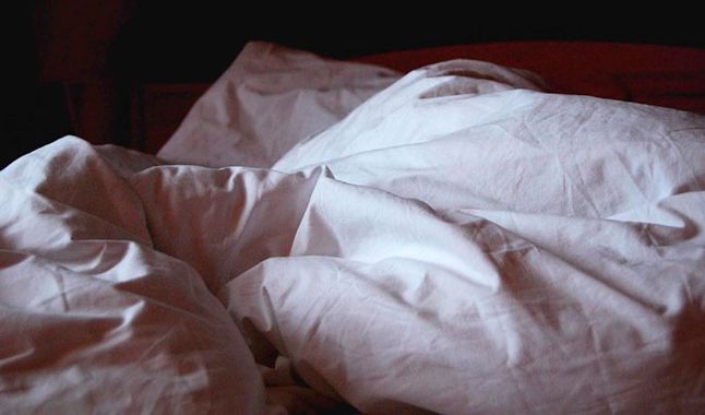 Hombre acusado de violación; asegura que «tropezó y cayó desnudo encima» de su víctima