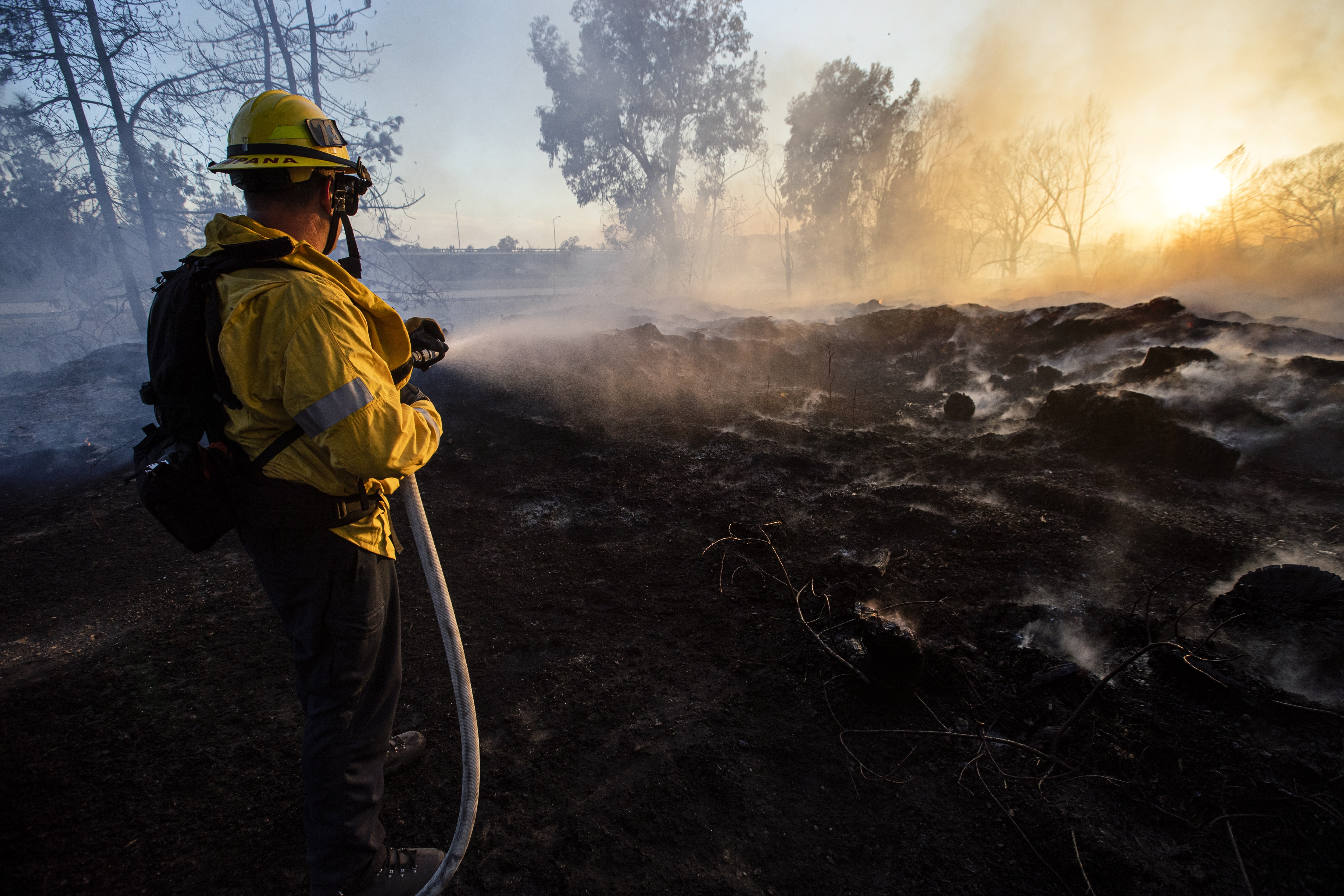 Evacúan a 10.000 residentes de zona exclusiva de Los Ángeles por un incendio