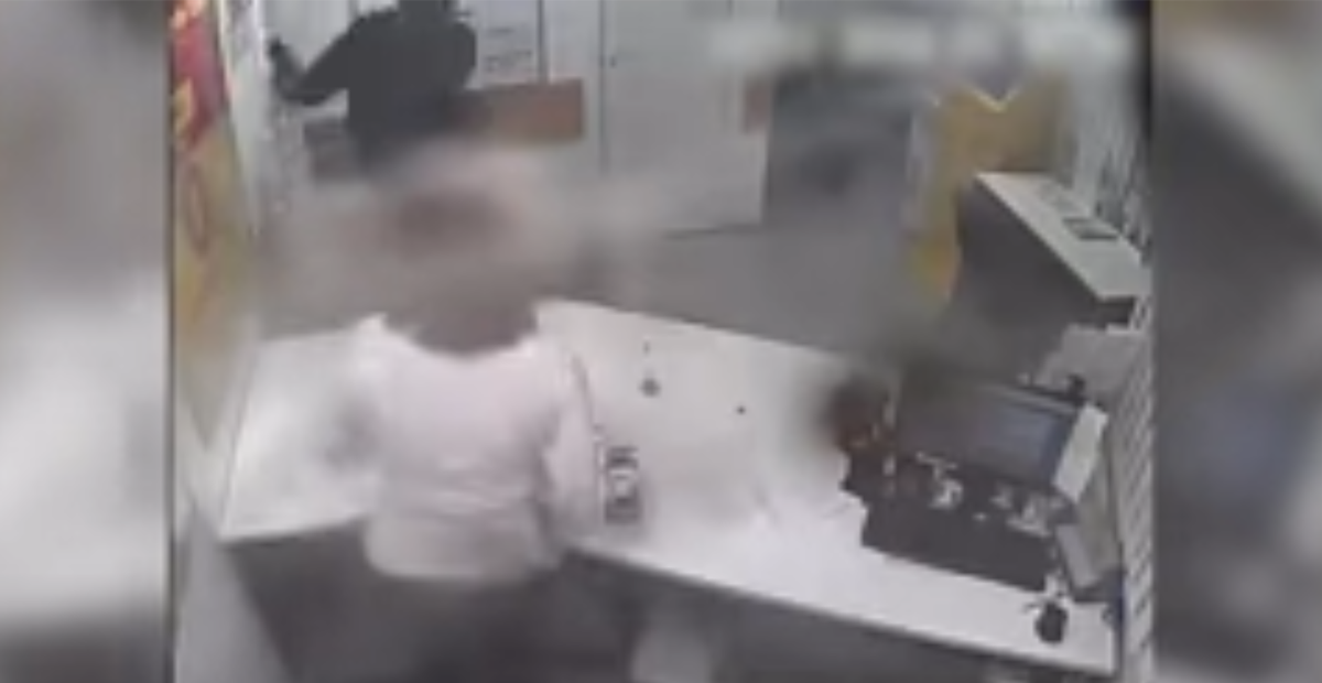 VIDEO: Desarma a asaltante a ‘gritos’