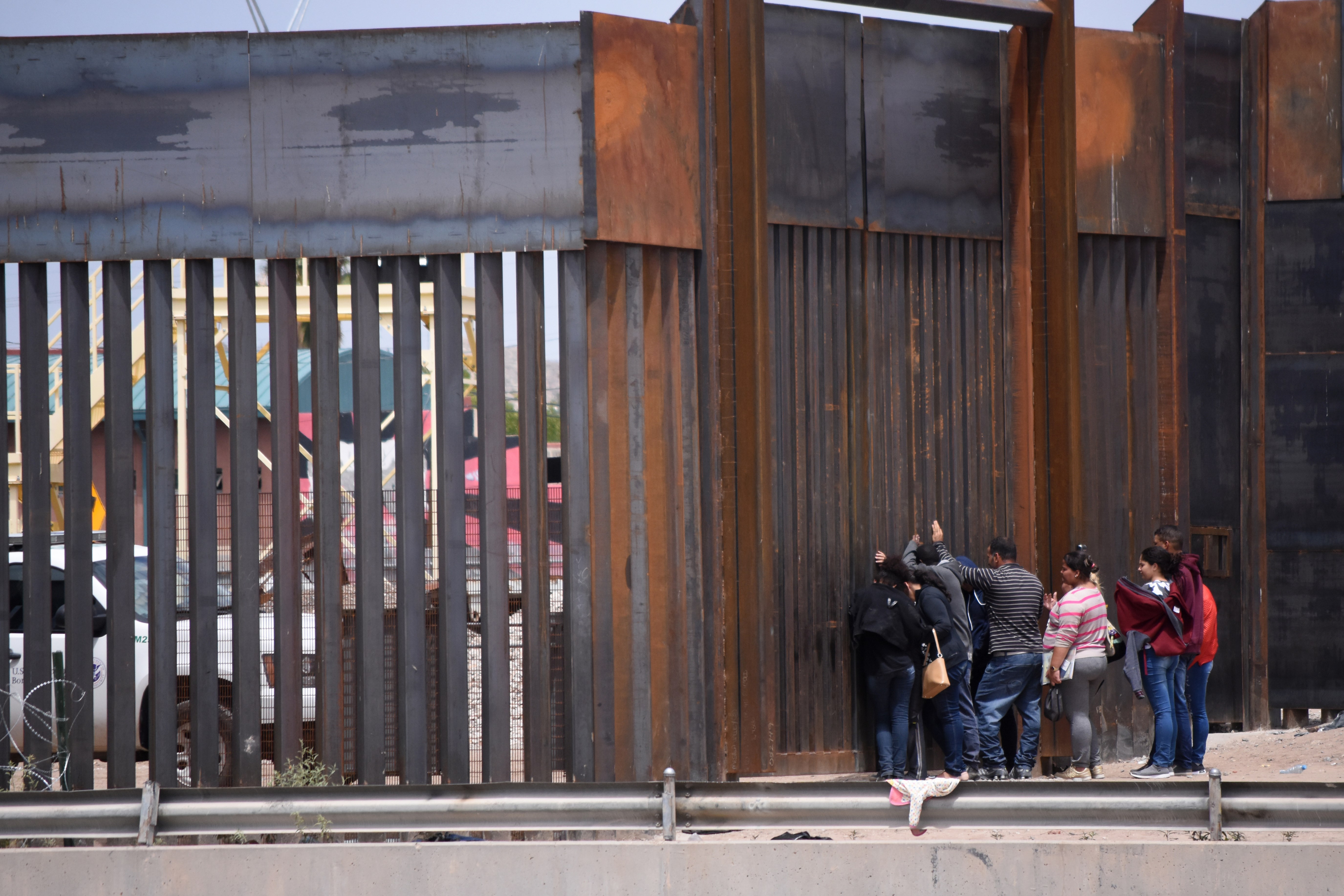 Traficantes abren brechas con sierra en muro fronterizo de EEUU