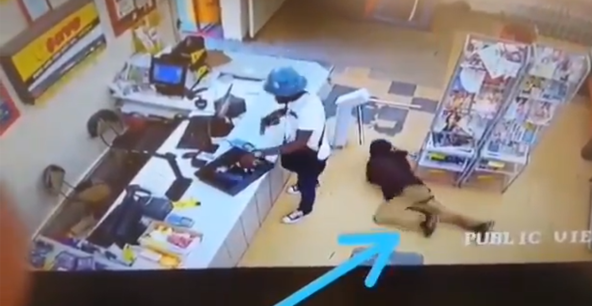 VÍDEO: CLIENTE LE DEVUELVE EL FAVOR A ASALTANTE