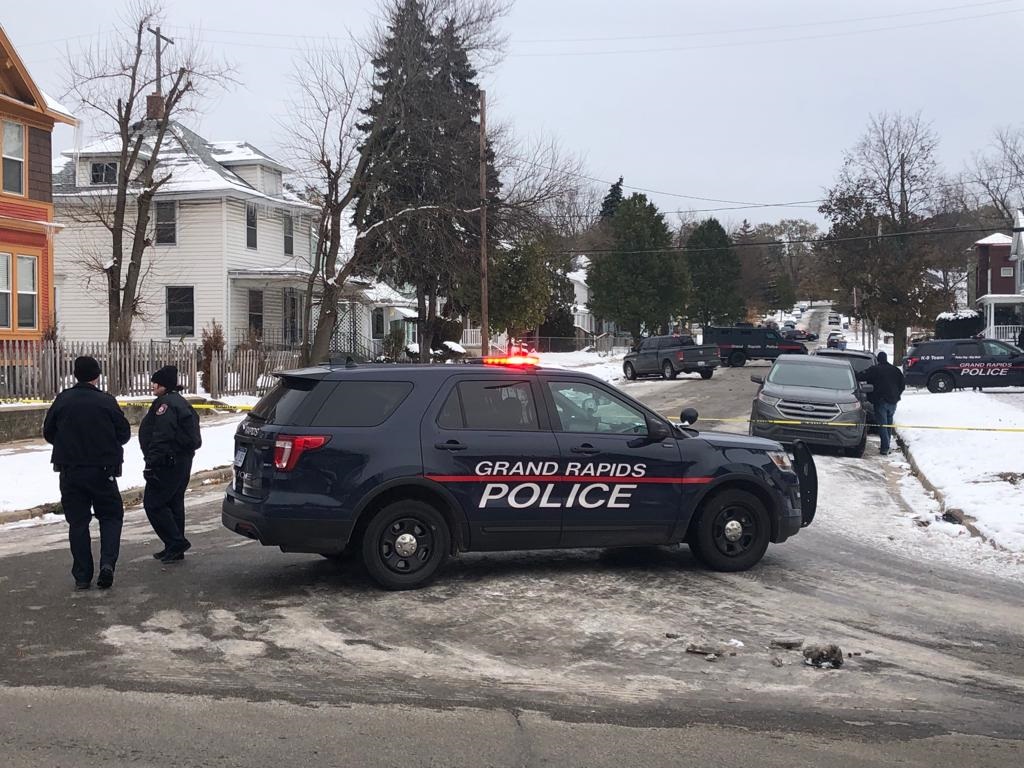 FUERZAS ESPECIALES TIENEN RODEADA CASA EN GRAND RAPIDS