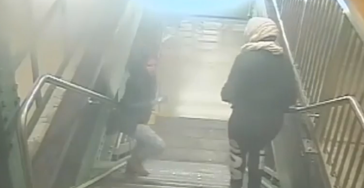 VÍDEO: GOLPEAN Y ASALTAN A MUJER EN METRO DE NEW YORK