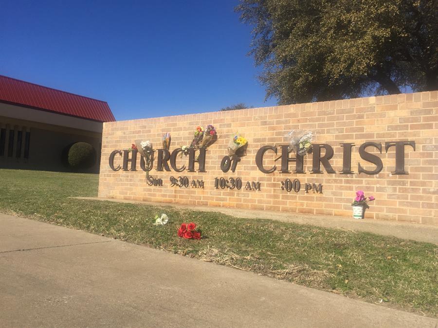 Feligreses acuden armados a la iglesia donde se produjo el tiroteo de Texas