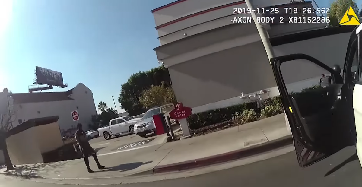 VÍDEO: Policía abate a sujeto armado con un machete mientras perseguía a un oficial