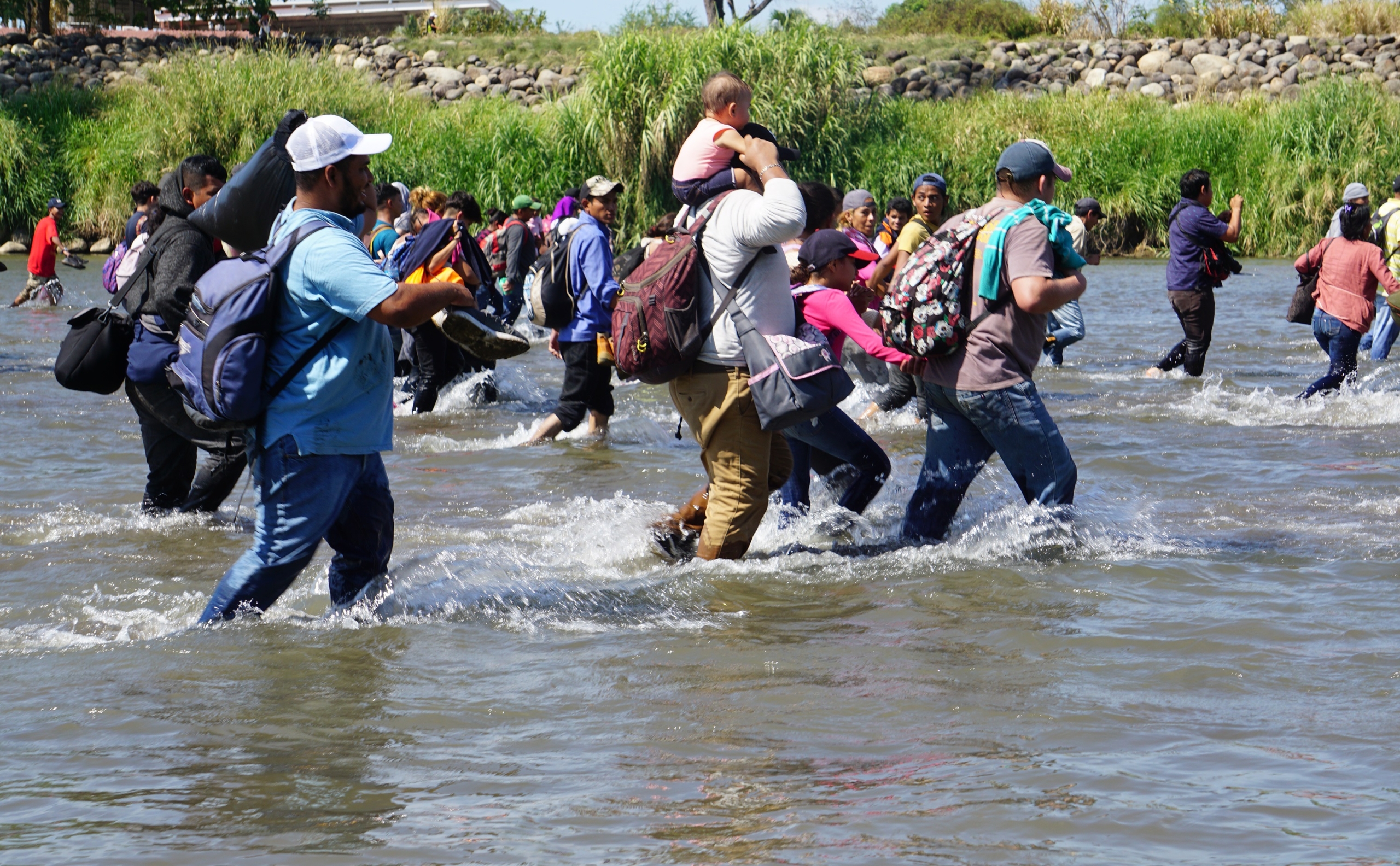 Tensión e incertidumbre marcan la entrada de la caravana migrante a México
