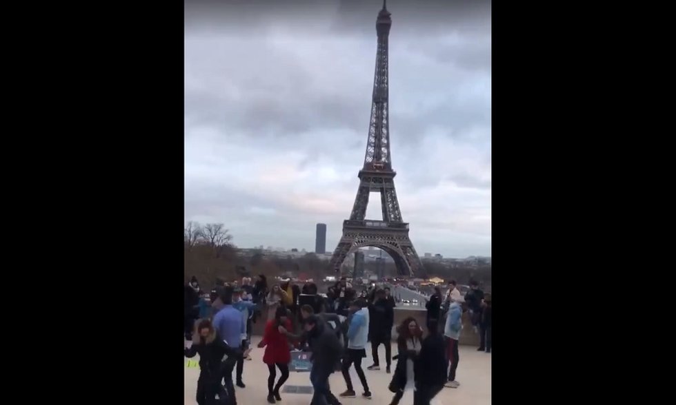 Video de mexicanos bailando ‘La Chona’ frente a la Torre Eiffel se hace viral