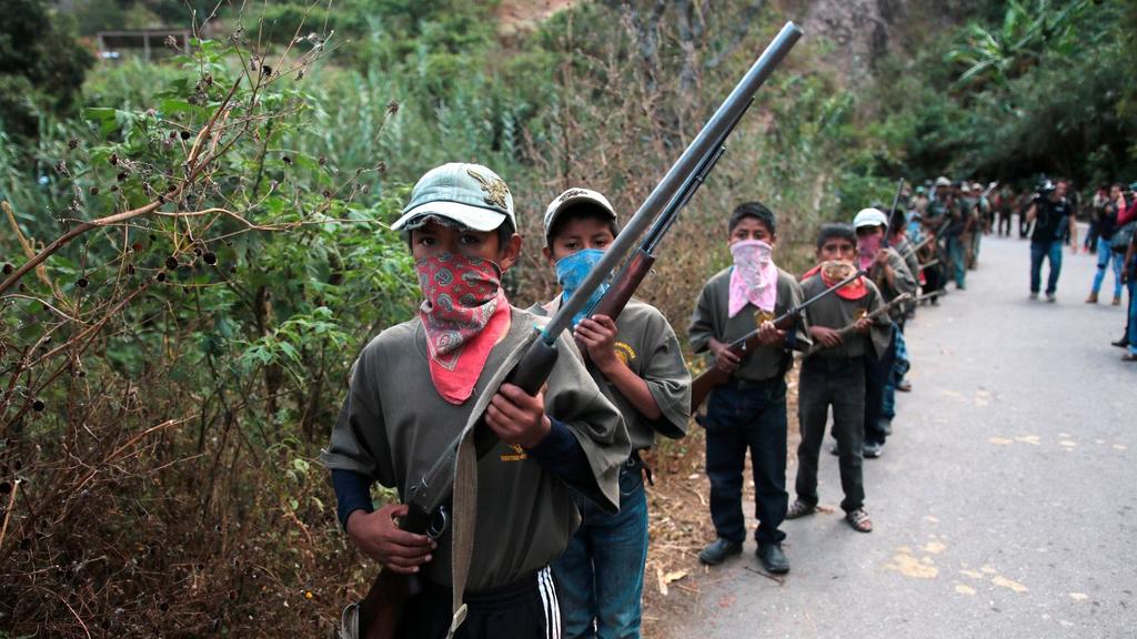 Arman a niños tras masacre en Guerrero