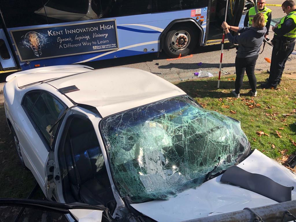 Un muerto y una persona gravemente herida tras choque con un autobús en Grand Rapids