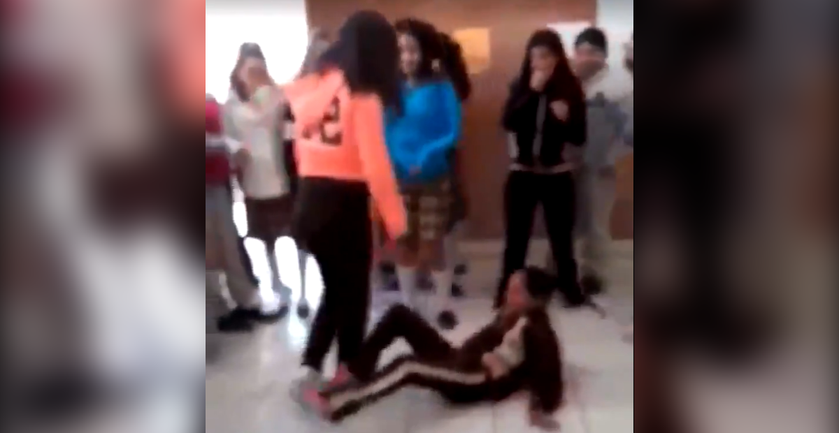 Vídeo: Alumna es golpeada por compañera en escuela. Director se ríe de lo ocurrido