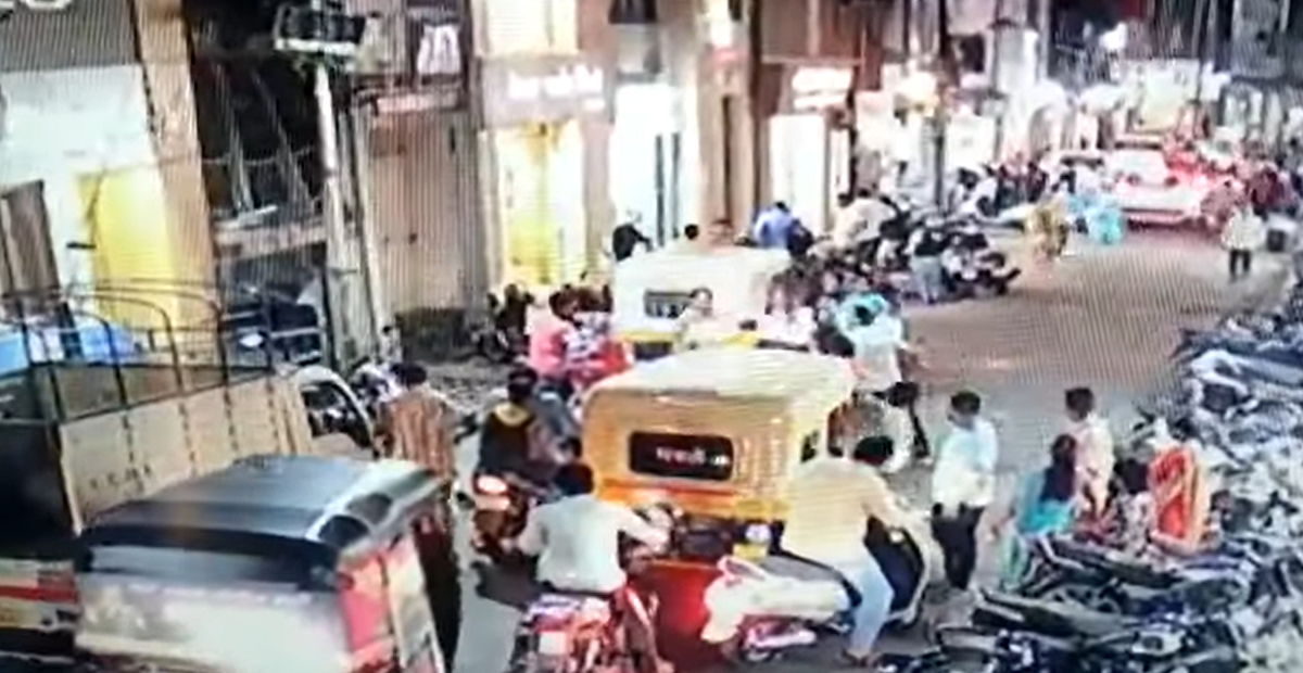 VÍDEO: LO GOLPEAN POR ESTORNUDAR EN PÚBLICO EN LA INDIA