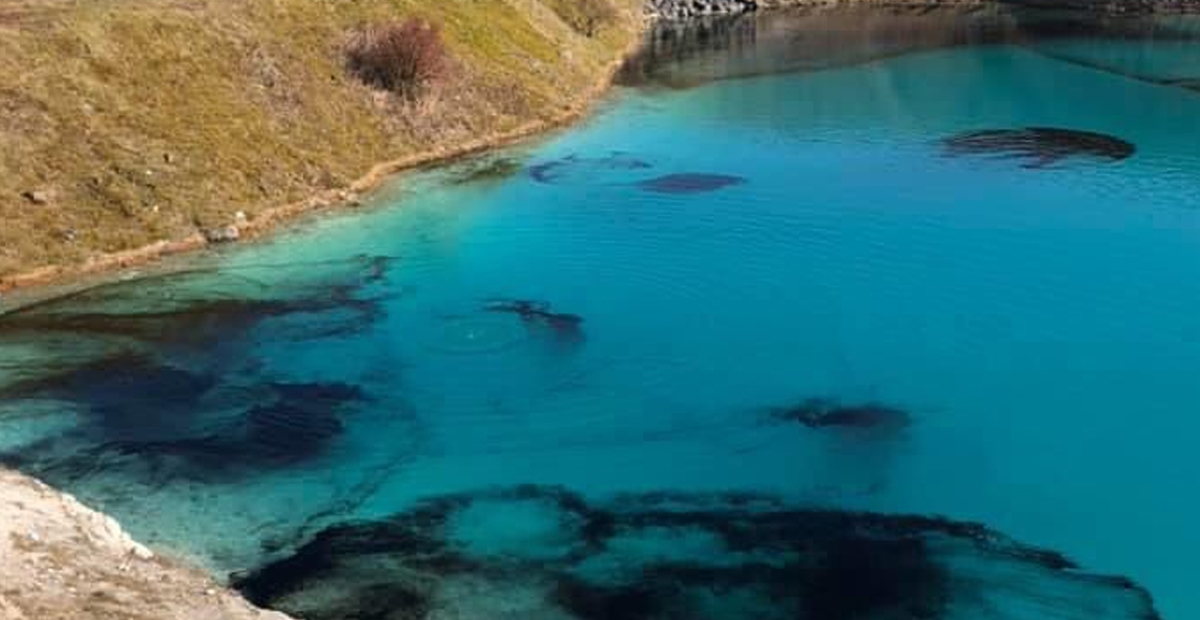 FOTO: Autoridades tiñen de negro Laguna Azul para evitar que turistas violen aislamiento