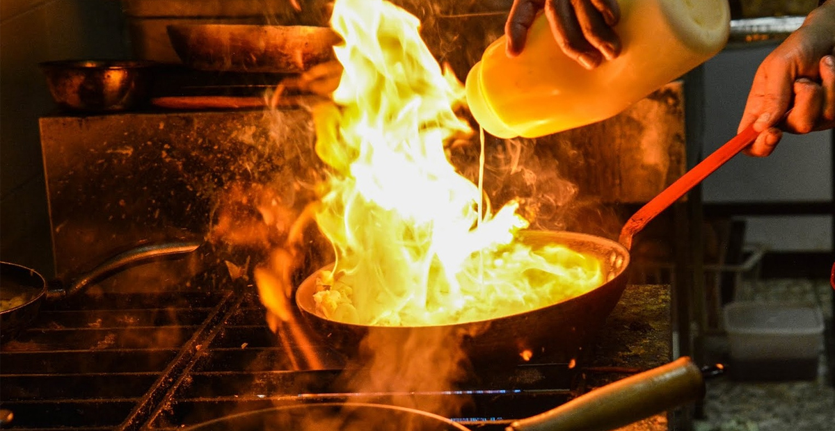 VÍDEO: Chef casi provoca un incendio durante transmisión en vivo