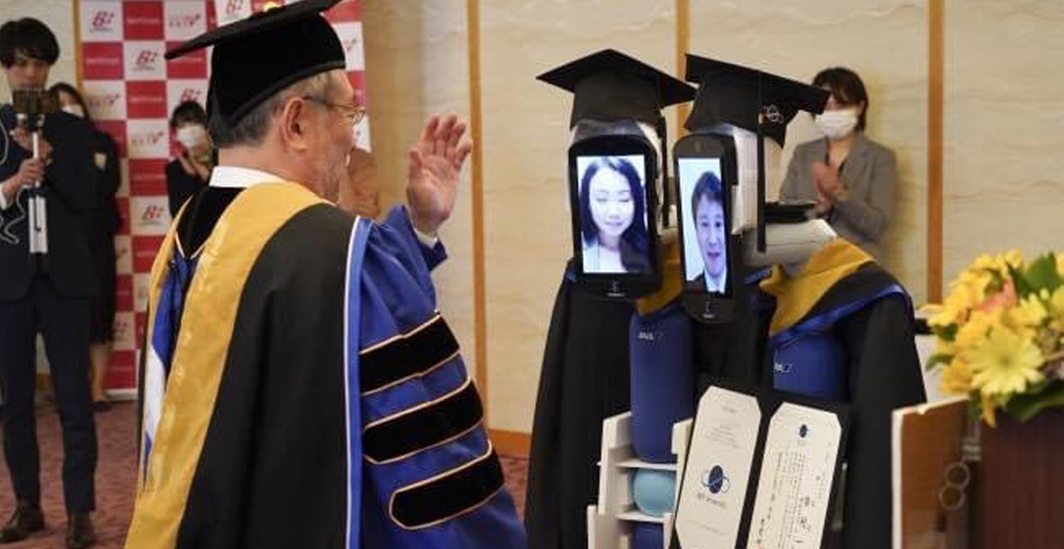 VÍDEO: Estudiantes en Japón utilizan a robots durante graduación