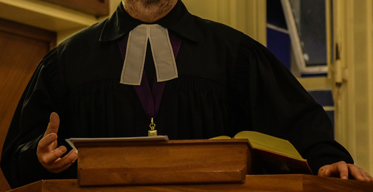 Detienen a pastor por congregar a personas para orar por fin del Coronavirus