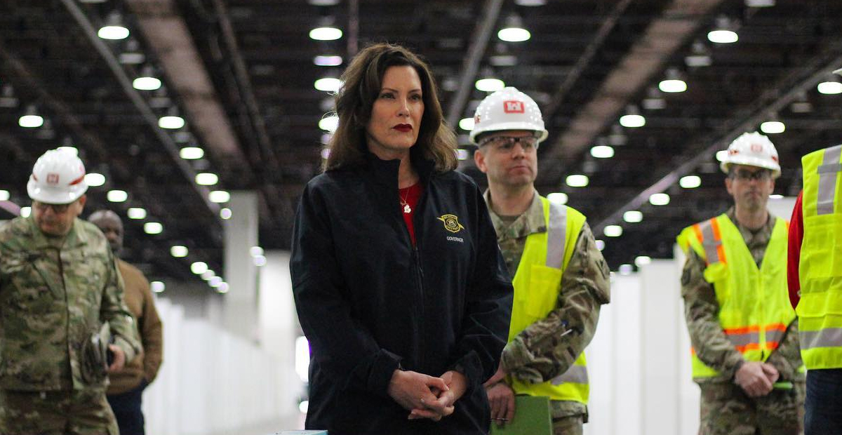 Whitmer firma orden que protege empleo de quien contraiga COVID-19