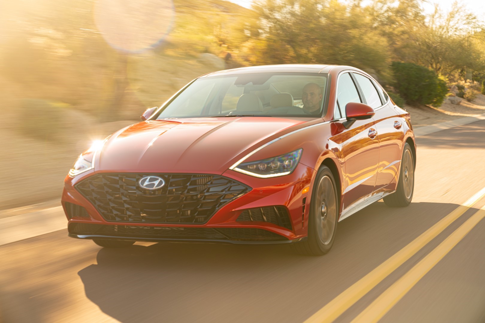 Hyundai sigue apostando a los sedanes con el excelente Sonata.