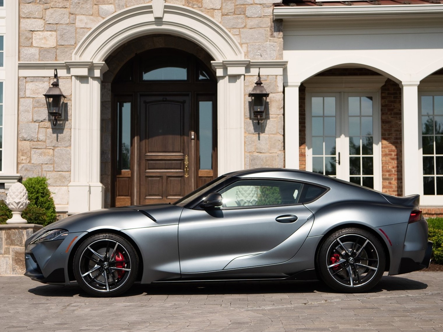 Renace el Toyota Supra, divinamente encantador y entretenido de manejar.