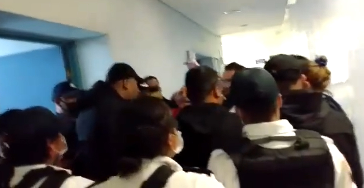 VÍDEOS: Entran a la fuerza y agreden a personal médico de Hospital