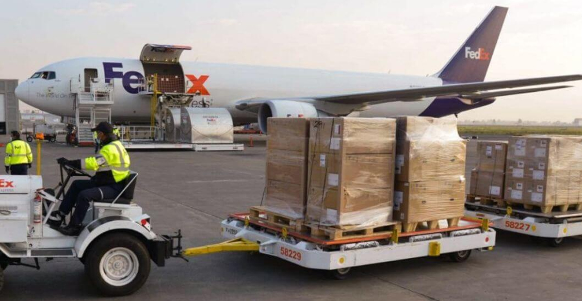 Arriba tercer avión a México con equipo médico de USA