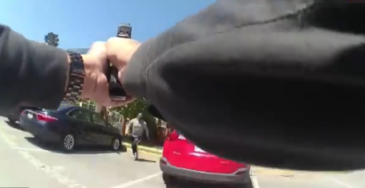 VIDEO: Policía dispara letalmente a un hombre que corrió hacia él con un cuchillo