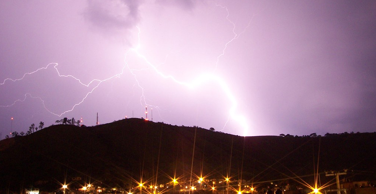 FOTO: Capturan el momento exacto en que un rayo impacta a un avión
