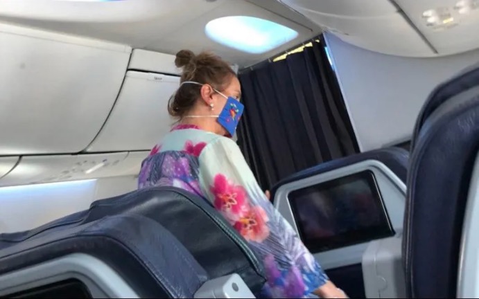 VIDEO: Captan a esposa de AMLO en viaje a Cancún; tuiteros la apodan #LadyPrimeraClase