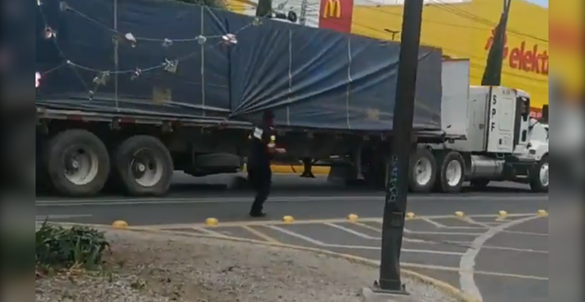 VÍDEO: Policía persigue corriendo a camión robado