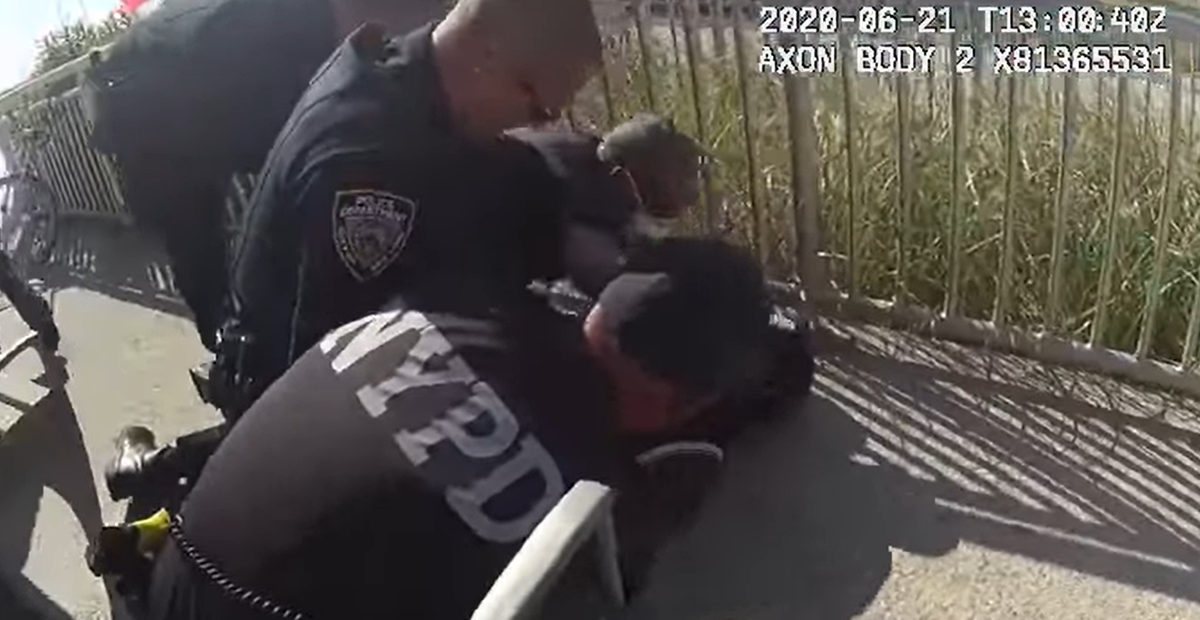 Suspenden a policía por usar llave de estrangulamiento