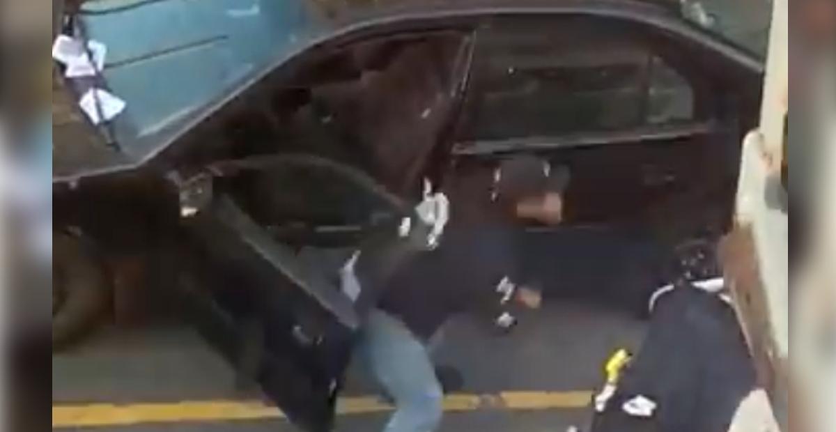 VÍDEO: Sujeto intenta arrollar a manifestantes en Seattle y abre fuego