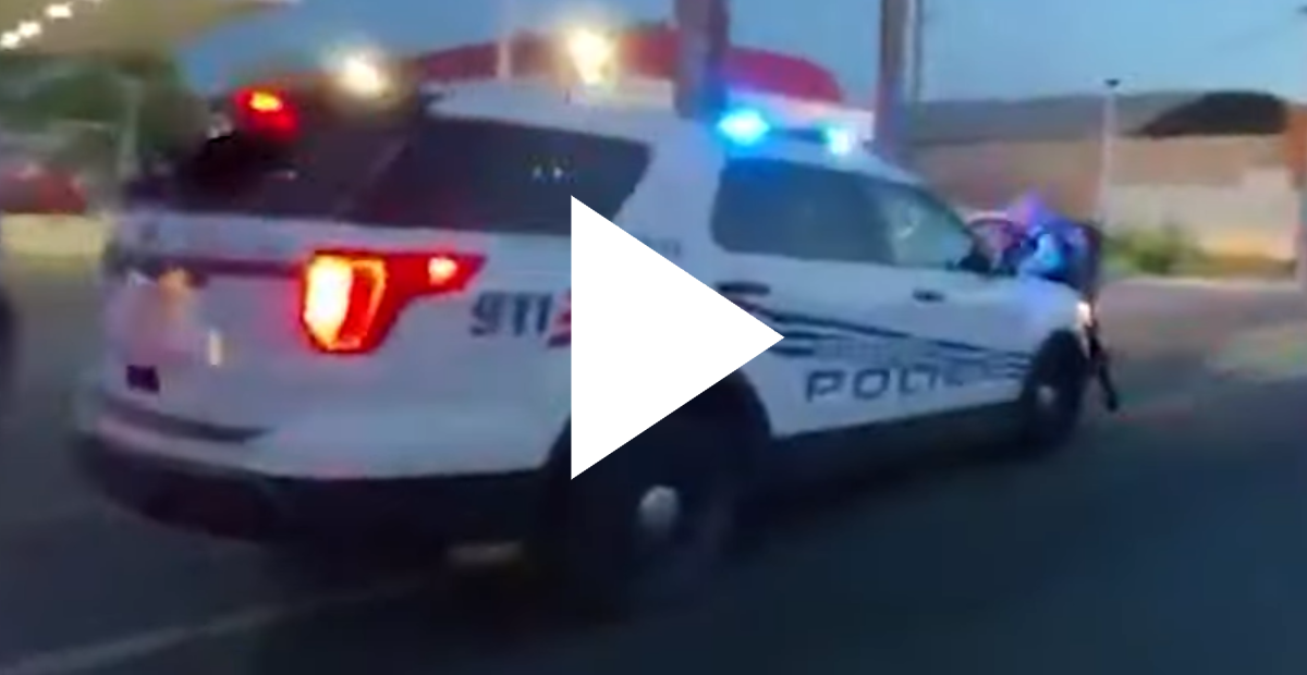 Patrulla embiste a manifestantes en Detroit