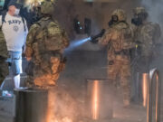 Atacan con porras y gas pimienta a manifestante inmóvil en Portland