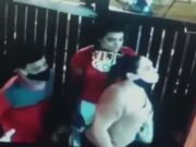 VIDEO: Le piden a una mujer usar cubrebocas y ella responde con escupitajo