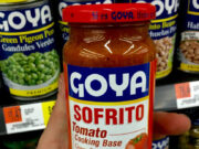 Piden boicotear a Goya por alabar a Trump