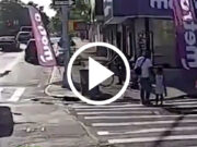 VÍDEO: Asesinan a tiros a hombre que caminaba con su hija