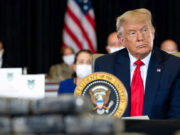 Trump celebra órdenes para reducir costos de medicamentos