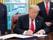 Trump firma órdenes ejecutivas para brindar alivio económico por COVID19