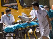 Avión se estrella en edificio y deja al menos dos muertos