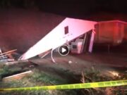 Un vehículo se estrella conta el garage de una casa en el bloque 559 de la calle 32th en Wyoming, MI.