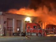 Bomberos se encuentran combatiendo un fuerte incendio en una empresa ubicada en la Buchanans en Wyoming, MI.