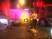 Automóvil se impacta contra vehículo de bomberos en la S Division y Burton de Grand Rapids MI.