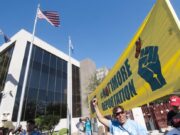Inmigrantes detenidos demandan al ICE por restricciones al acceso telefónico
