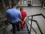 Operador de prisiones busca que migrantes paguen por su detención en Georgia