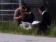 Uniformaditos, mamá lleva a sus hijos a tomar clases a cancha con internet gratuito