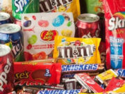 Prohíben la venta de bebidas azucaradas y comida chatarra a menores de edad