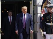 Trump restringe la contratación de extranjeros en el Gobierno de EE.UU.