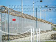 ICE causó brote de COVID-19 en centro detención al enviar agentes a protestas